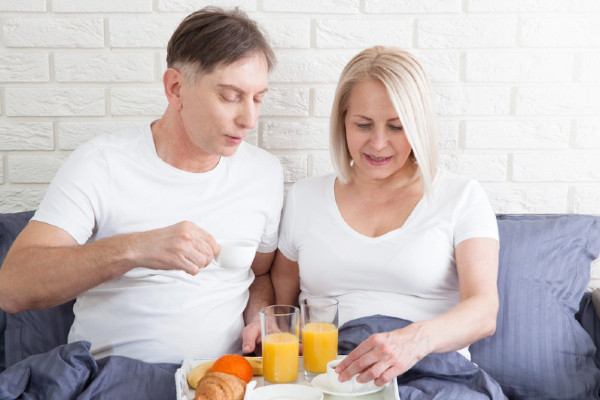 Jedzenie przed snem – czy to naprawdę szkodzi? Oto, co warto wiedzieć