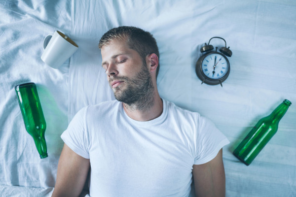 Wpływ alkoholu na sen – dlaczego wieczorny drink psuje nocną regenerację?