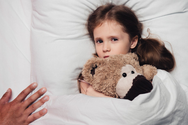 Koszmary u dzieci – skąd się biorą i jak pomóc maluchowi przesypiać spokojnie noce?