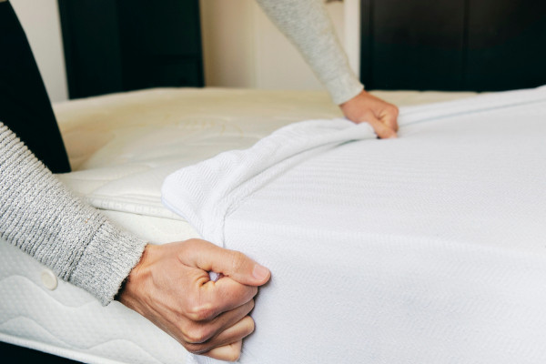 Pokrowiec na materac – jak przedłużyć żywotność materaca w sypialni?